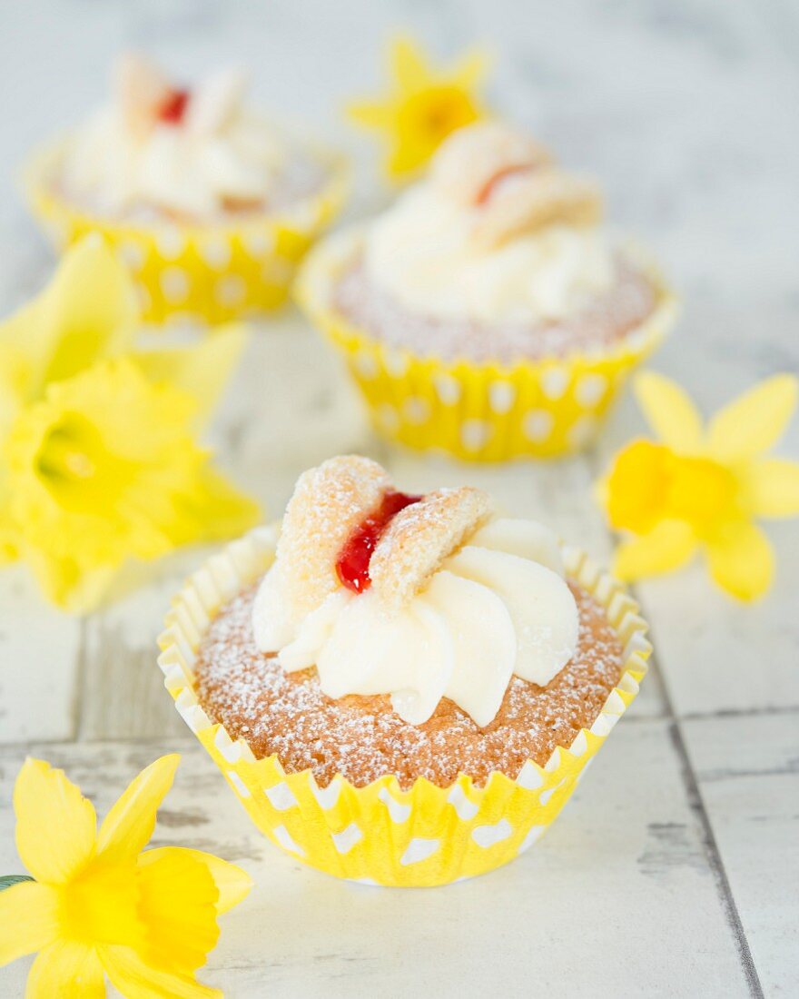 Frühlings-Cupcakes mit Schmetterlingsdekoration