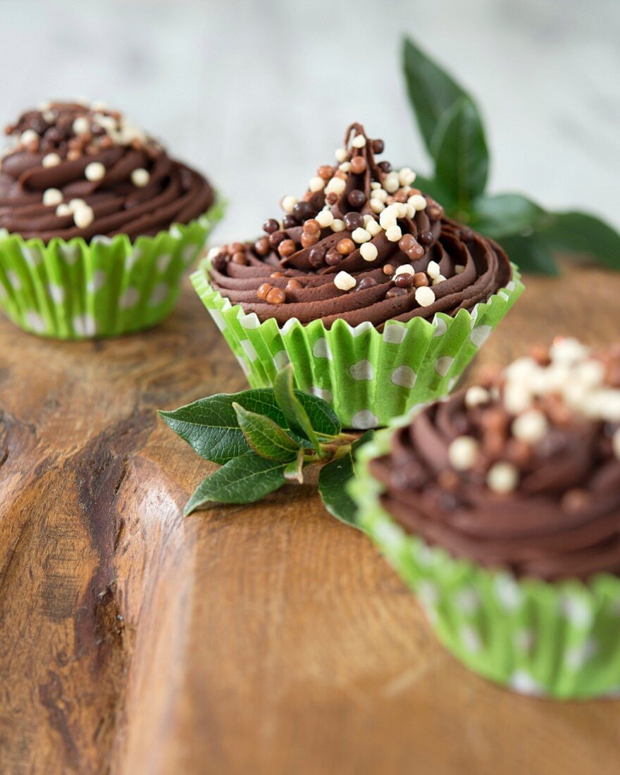 Schokoladencupcakes mit Cremehaube und Schokoladenkugeln