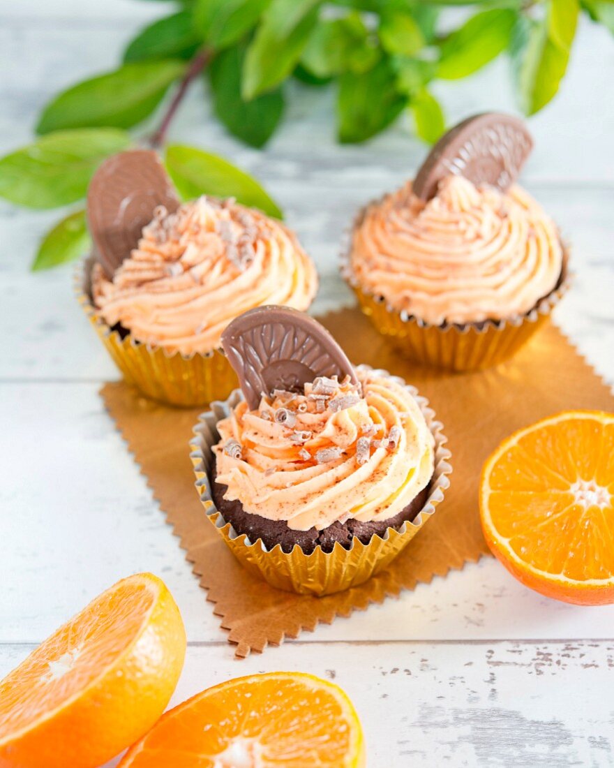 Schokoladen-Cupcakes mit Orangencremehaube