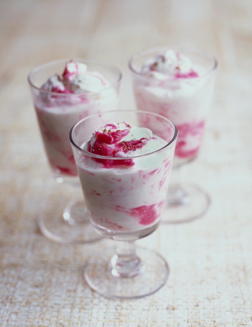 Sahnepudding mit Früchten