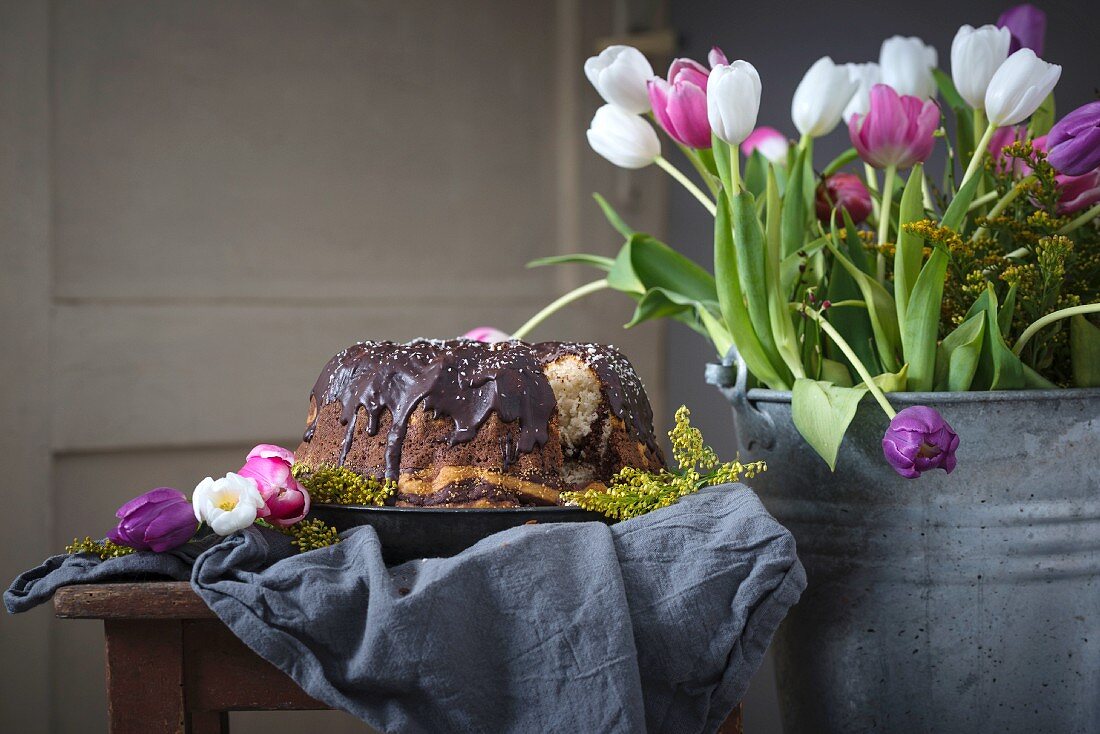 Veganer Marmorgugelhupf mit Tulpendekoration