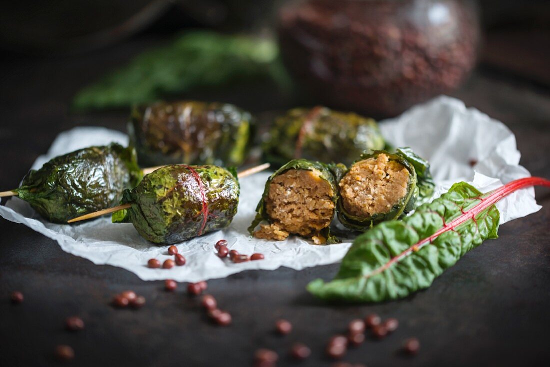 Mit Bohnenhack gefüllte, gebratene Mangoldröllchen (vegan)