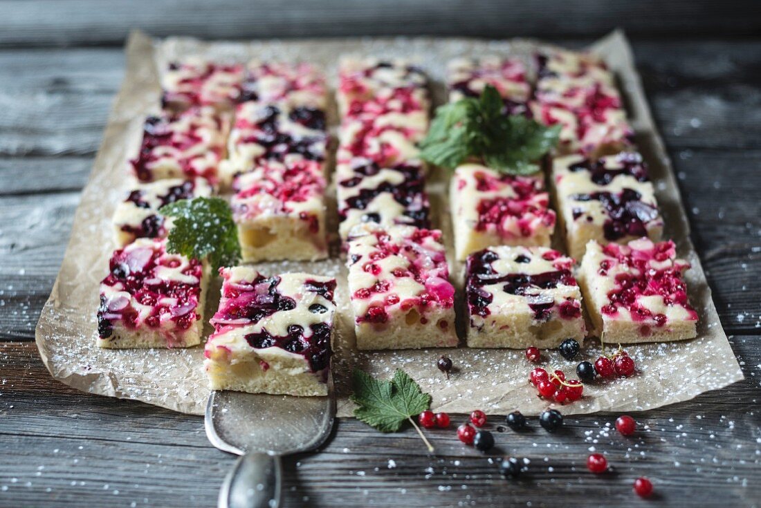 Tray cake with red and black currants and almonds (vegan)