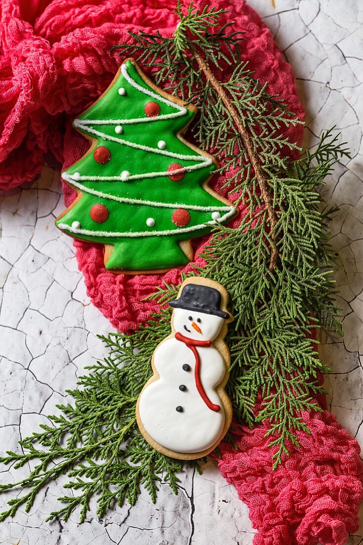 A snowman and fir tree biscuit