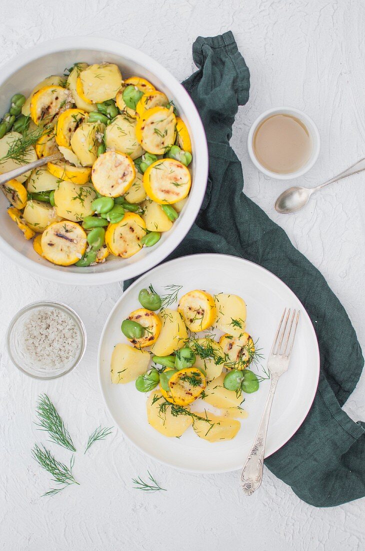 Kartoffelsalat mit gelben Zucchini, Ackerbohnen und Dill (vegan)