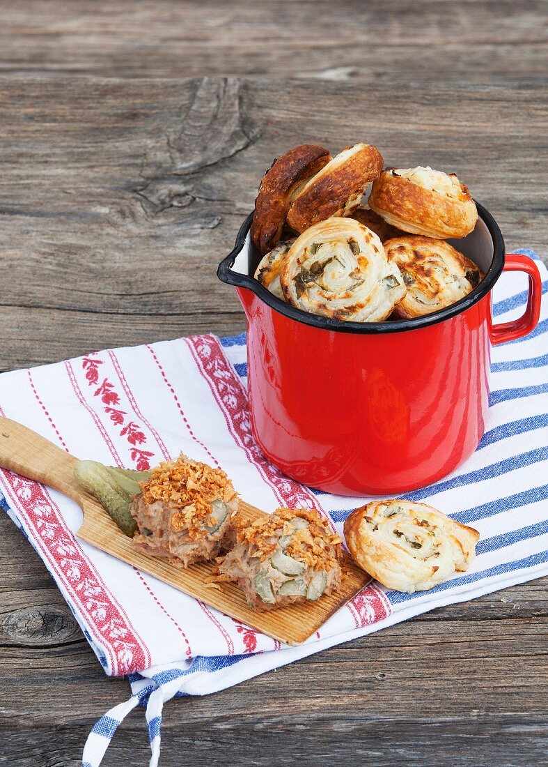 Brotzeit mit Griebenschmalz und Blätterteigschnecken