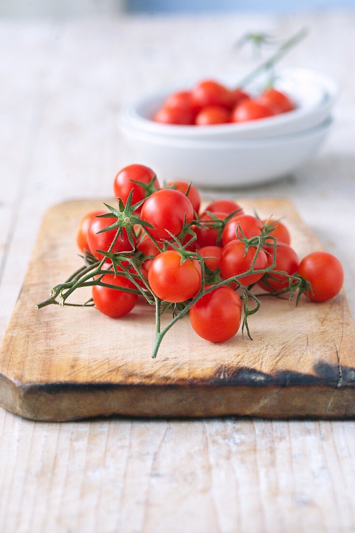 Kirschtomaten auf Holzschneidebrett