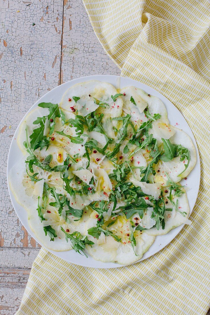 Salat mit Cedrat, Parmesan und Rucola (Aufsicht)