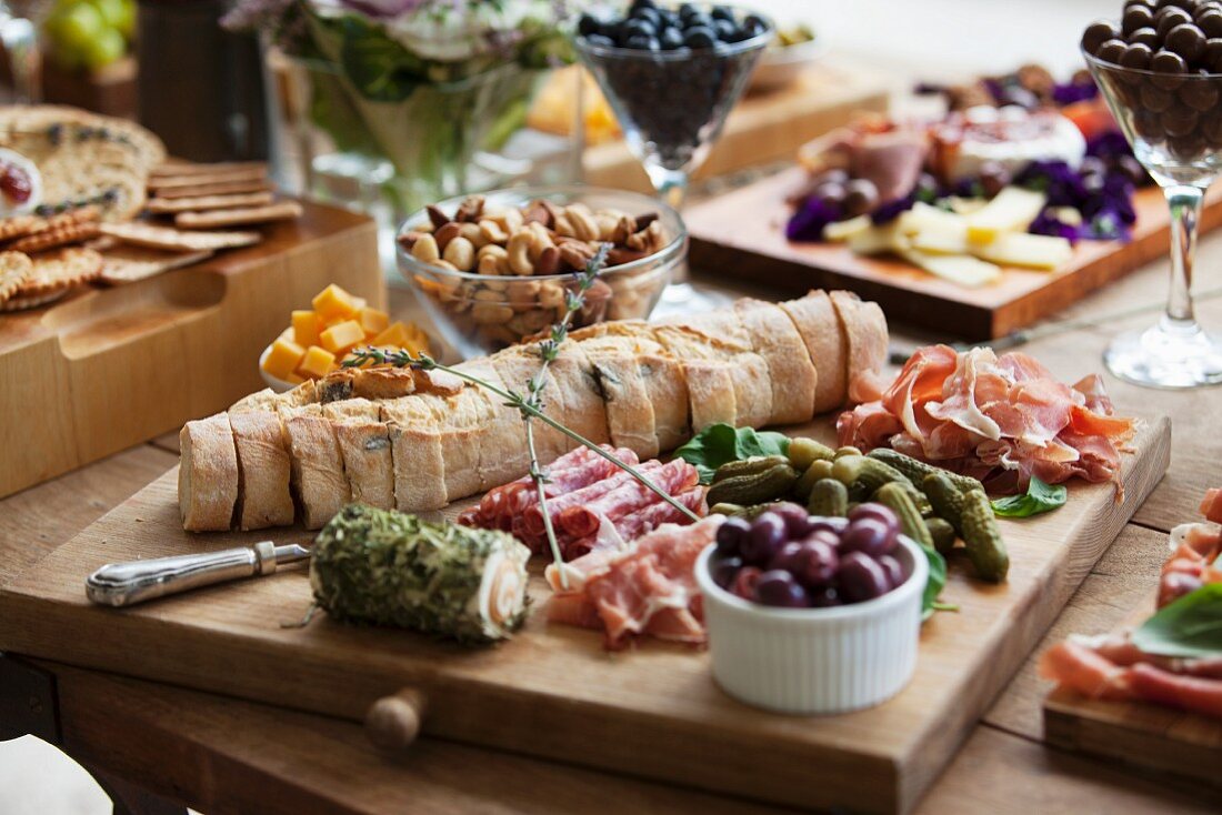 Verschiedene Partysnacks auf Holztisch