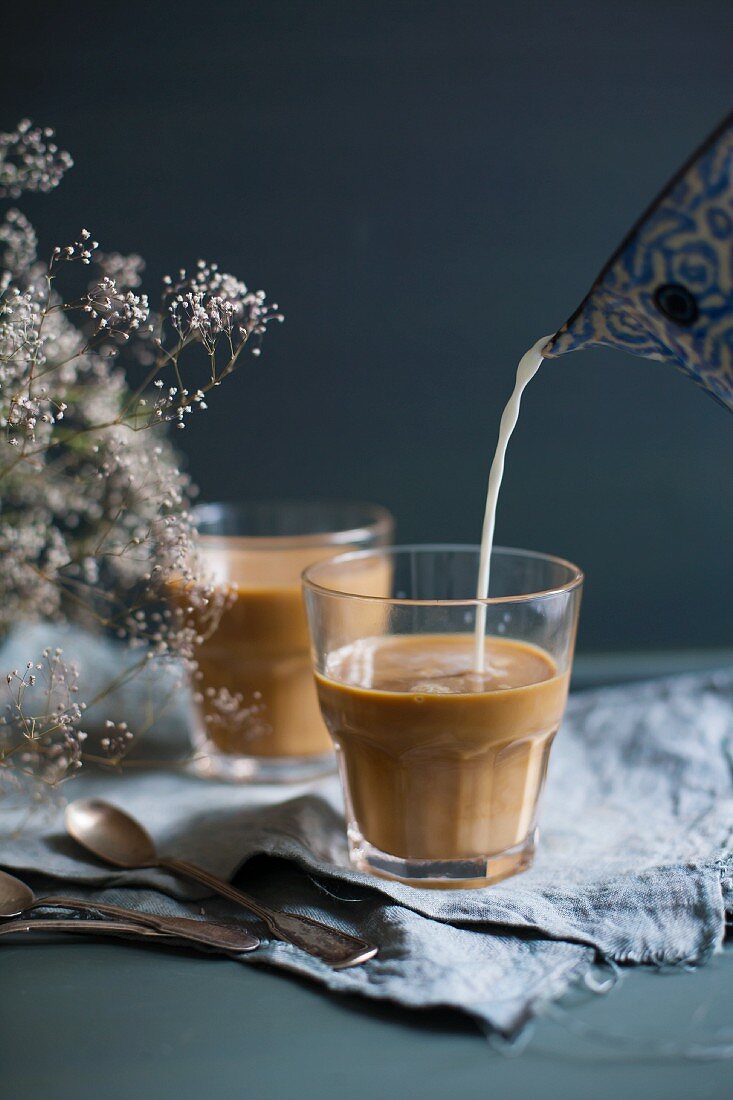 Kaffee mit Milch im Glas