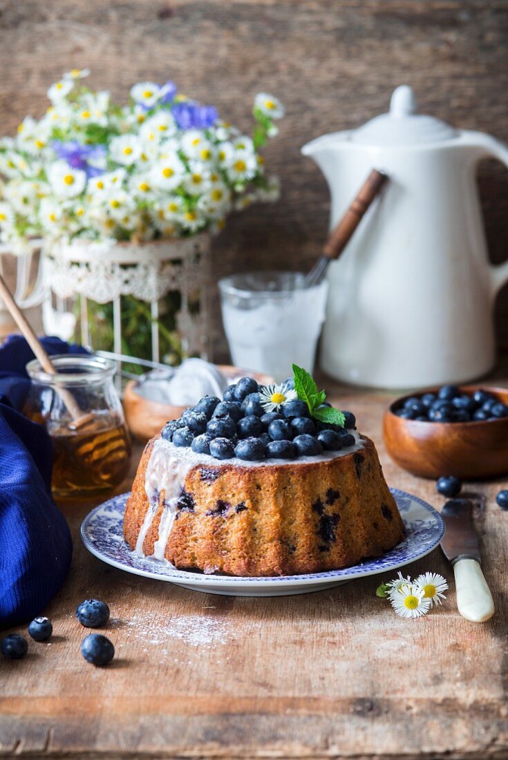 Bananen-Blaubeer-Kuchen mit Gänseblümchen