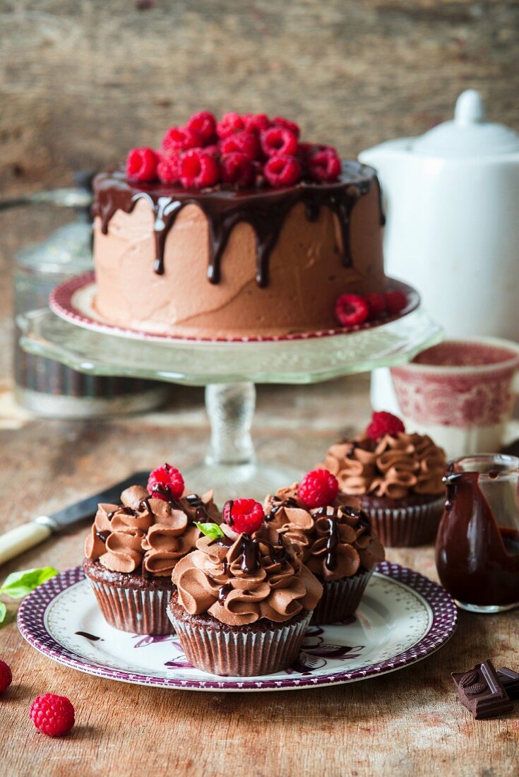 Schokoladencupcakes mit Himbeeren und Schokoladentorte