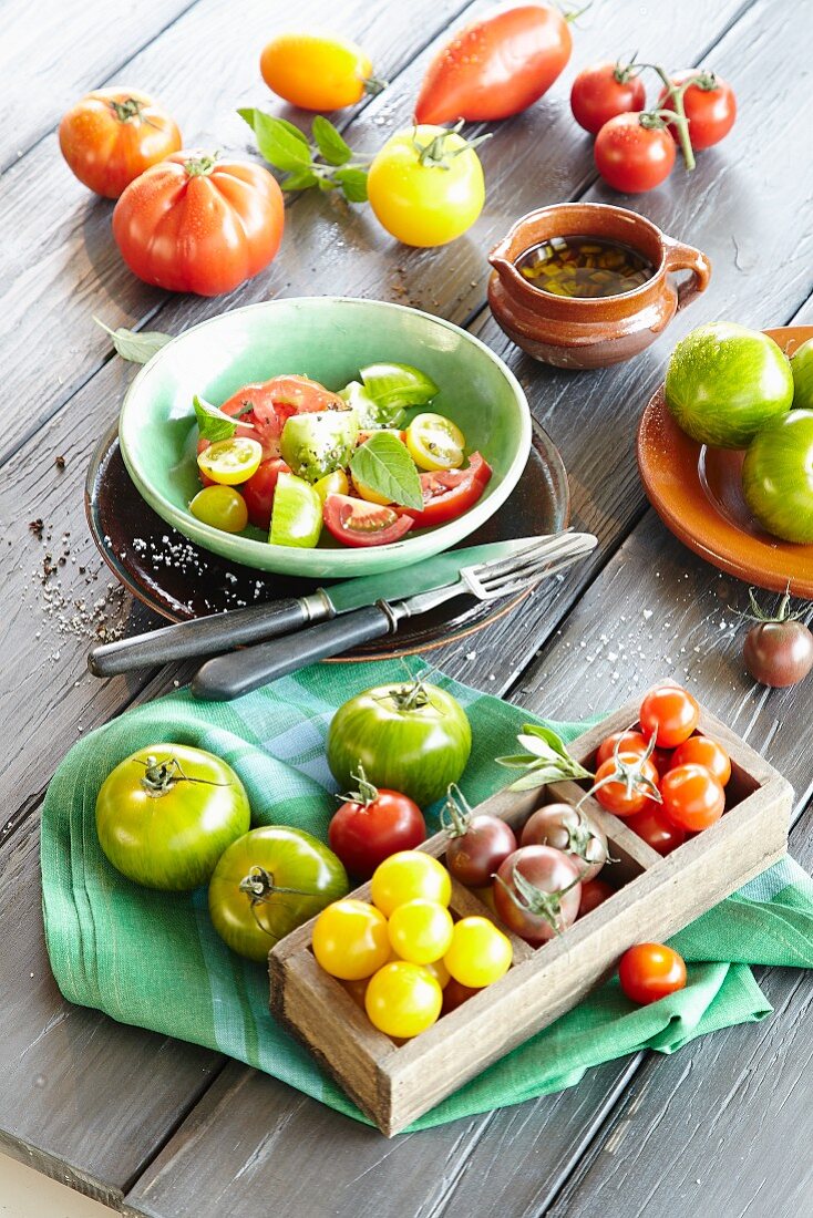 Tomatensalat und verschiedene Tomaten in Schalen