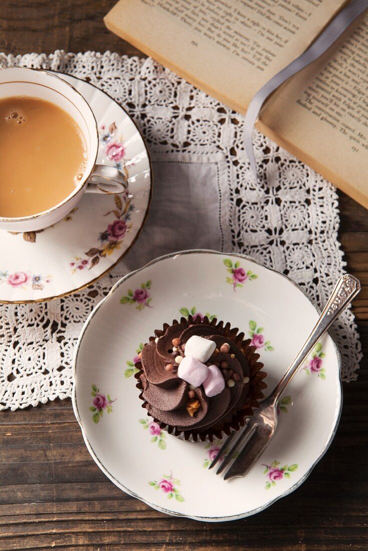 Schokoladencupcake mit Mini-Marshmallows und Toffee