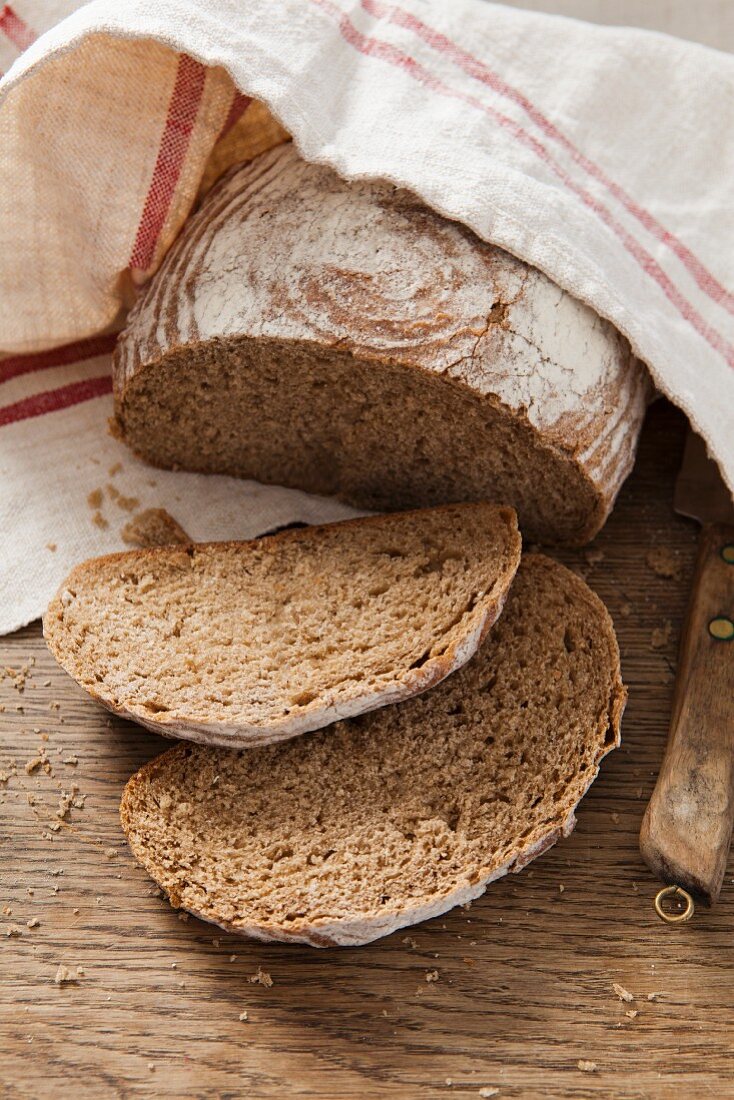 Frisches Sauerteigbrot mit zwei abgeschnittenen Scheiben