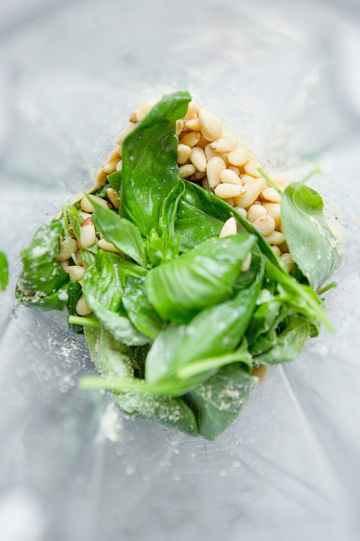 Pesto-Zutaten im Mixglas