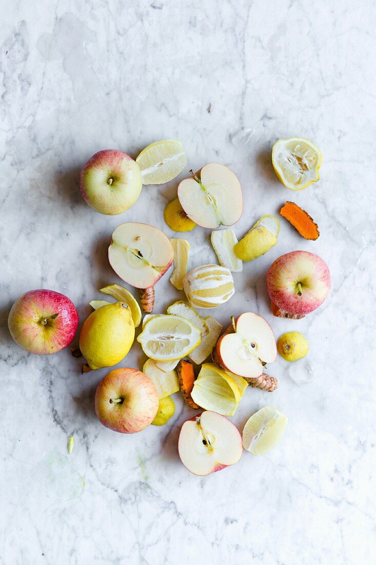 Pink Lady apples, lemons and turmeric (fruit juice ingredients)