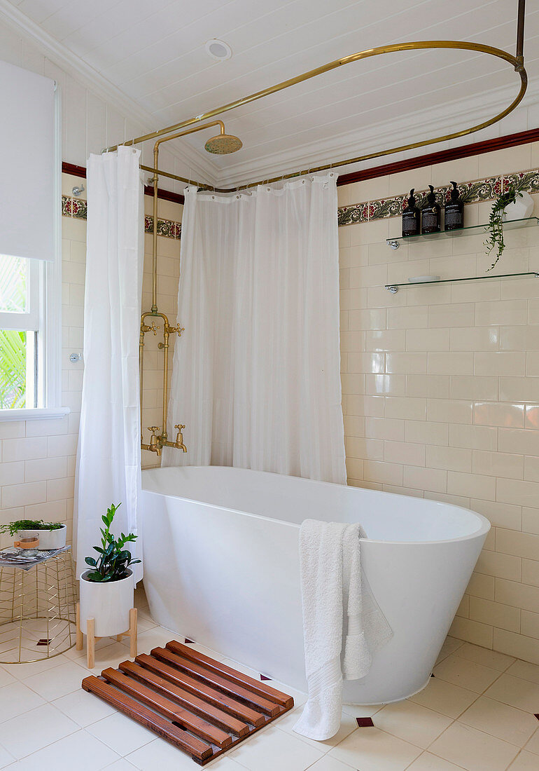 Freestanding bathtub with nostalgic shower curtain holder