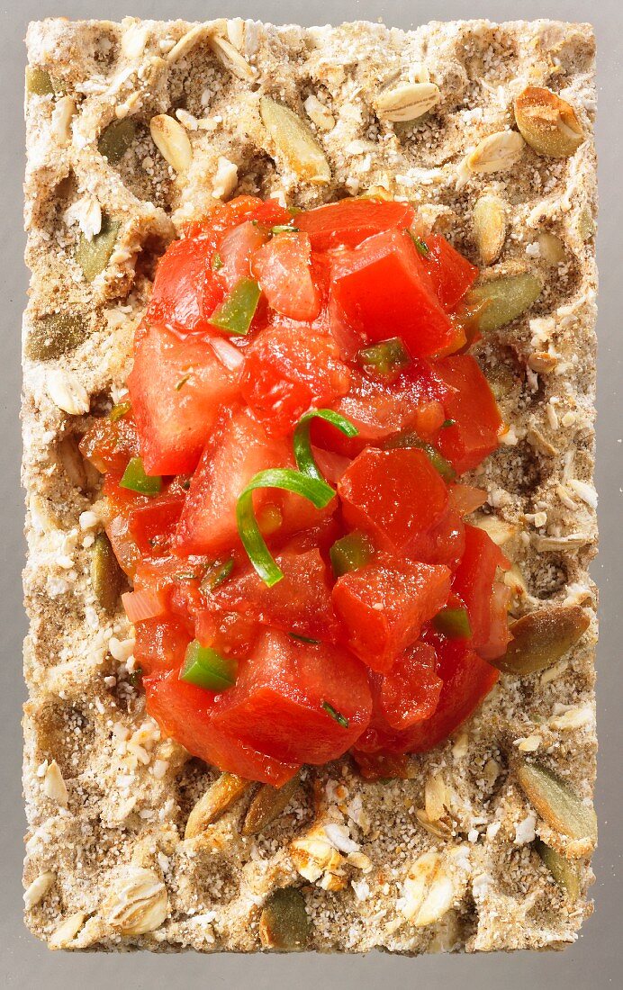 Tomatensalsa auf Kürbiskernknäckebrot