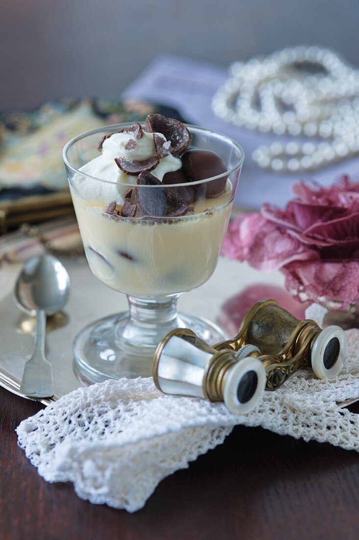 Chocolate pudding with cream