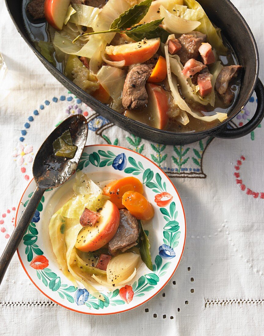 Autumnal lamb stew with apple (Italy)