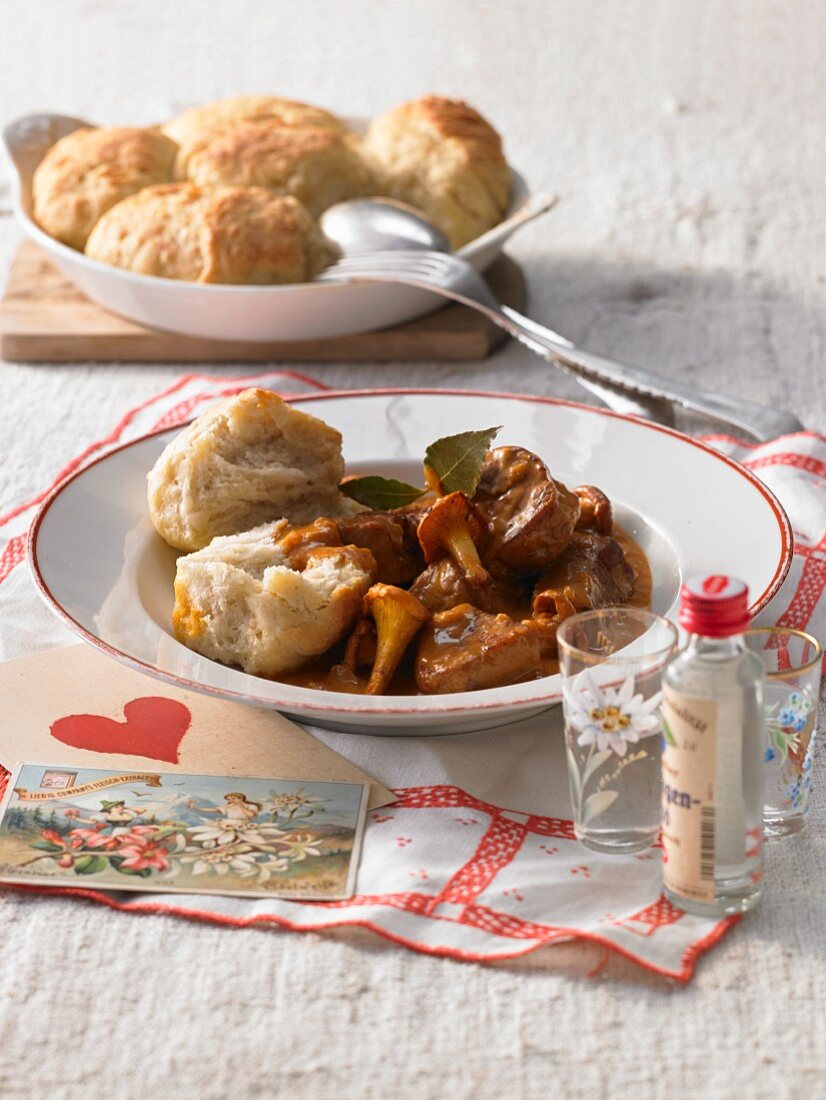 Veal and cream goulash with mushrooms and bread rolls (Austria)