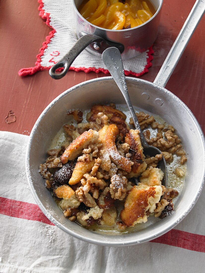 Topfen-Griessschmarrn mit Walnussbutter und Kirschröster (Österreich)