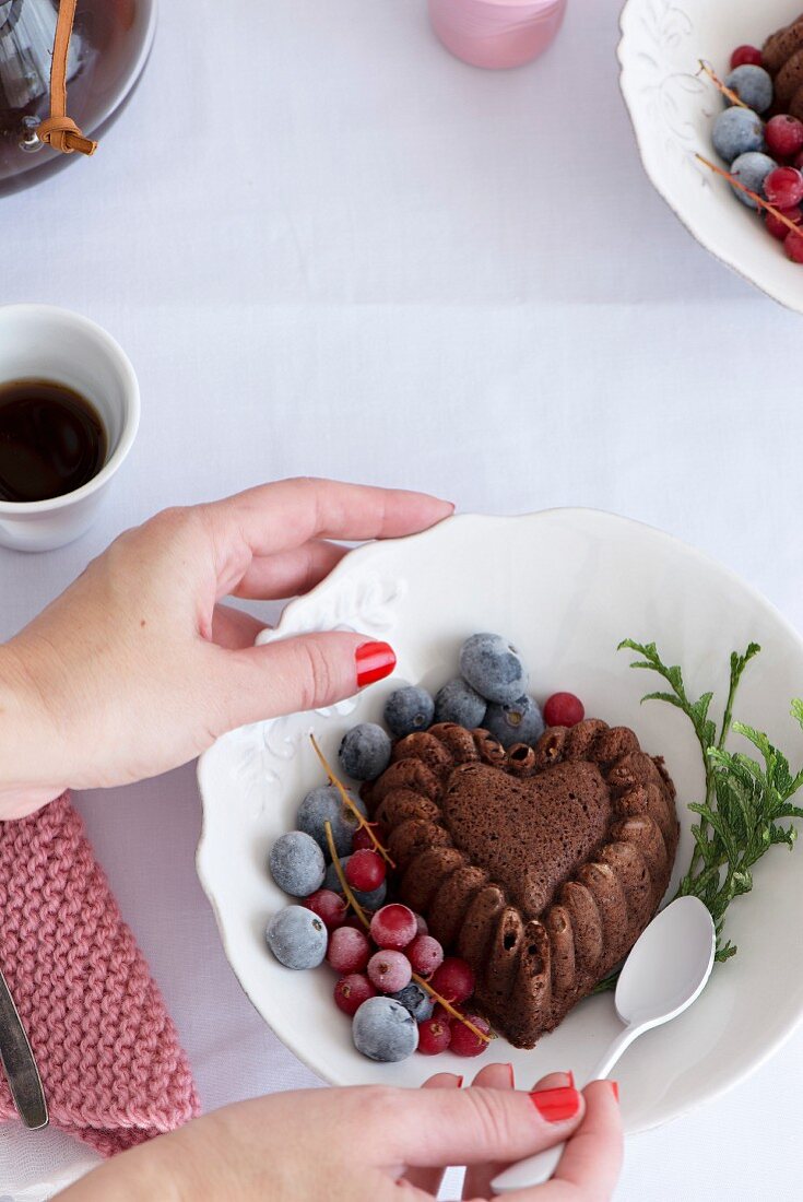 Mini-Bundt-Cake in Herzform mit geeisten Beeren zum Kaffee