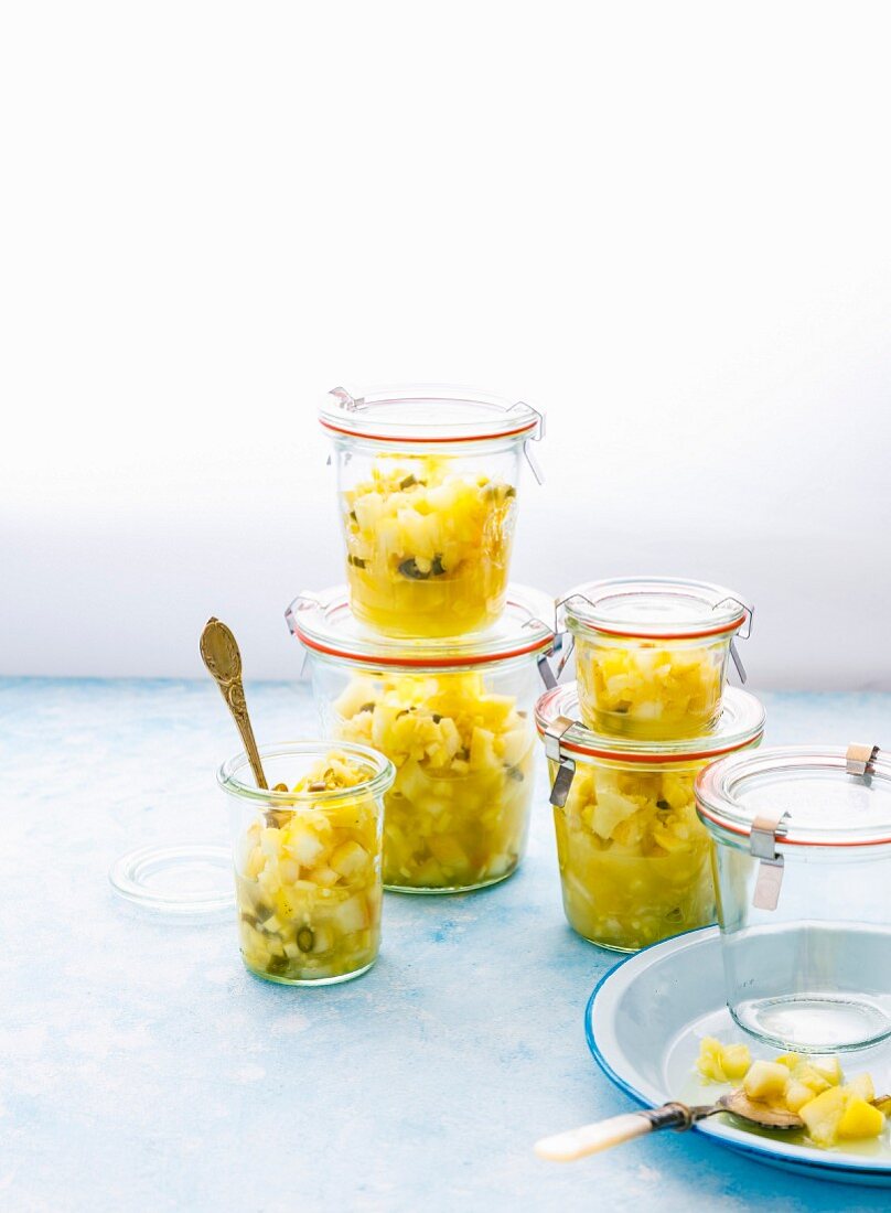 Selbstgemachtes Lemon Pickle mit Zitrone, Ingwer, grünen Chillies und Salz
