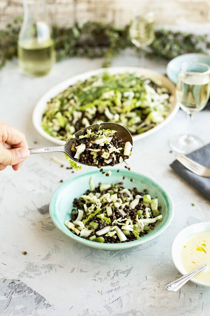 Veggie-Salat mit schwarzen Linsen und Gemüse dazu Feta-Minze-Vinaigrette