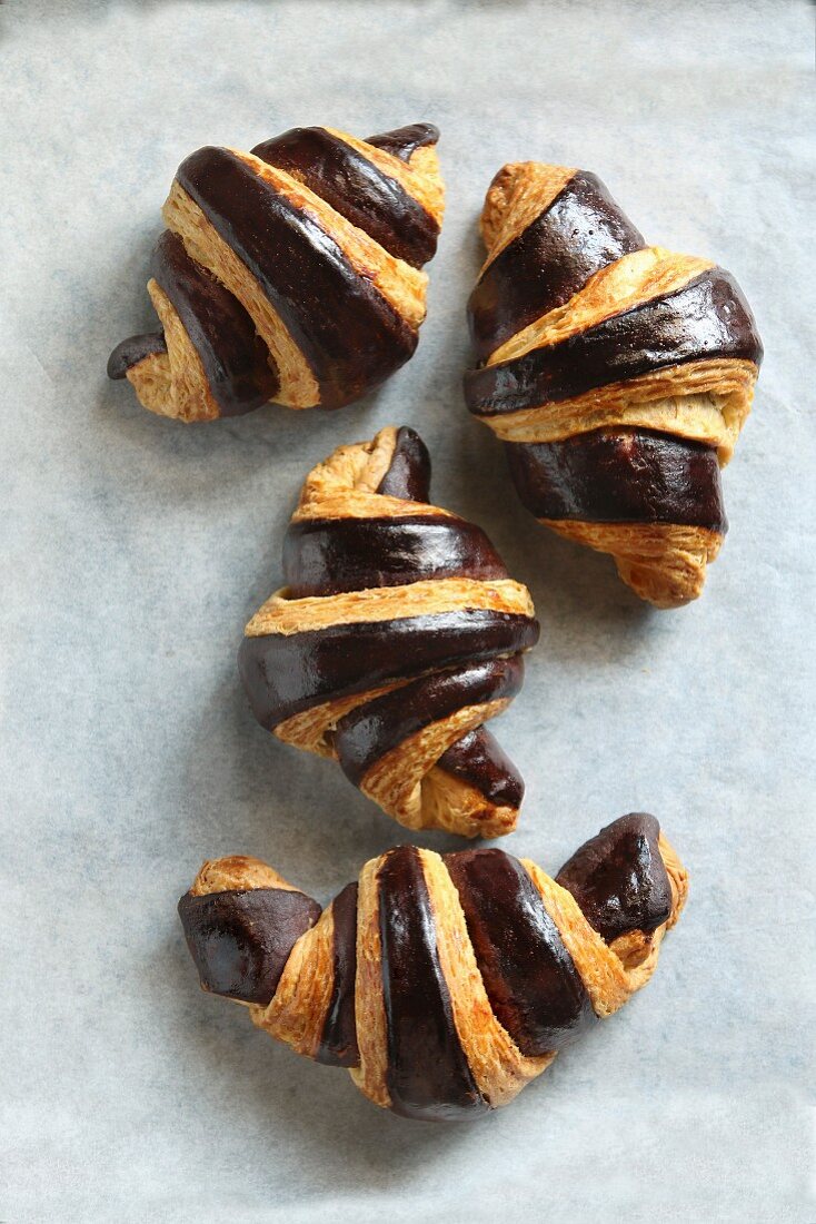 Zweifarbige Croissants auf Backblech (Aufsicht)