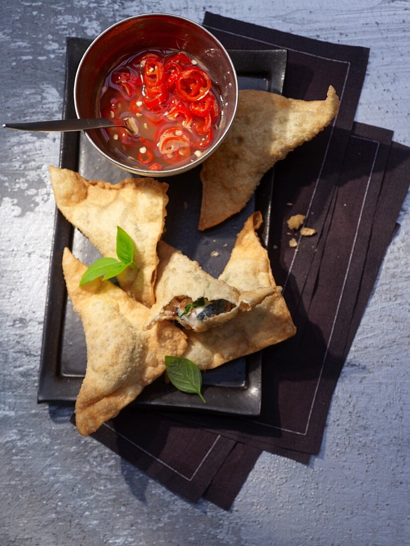 Frittierte Wantan-Dreiecke mit Ziegenkäse