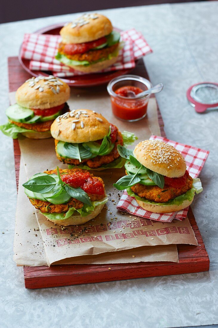 Veggie burgers with ketchup