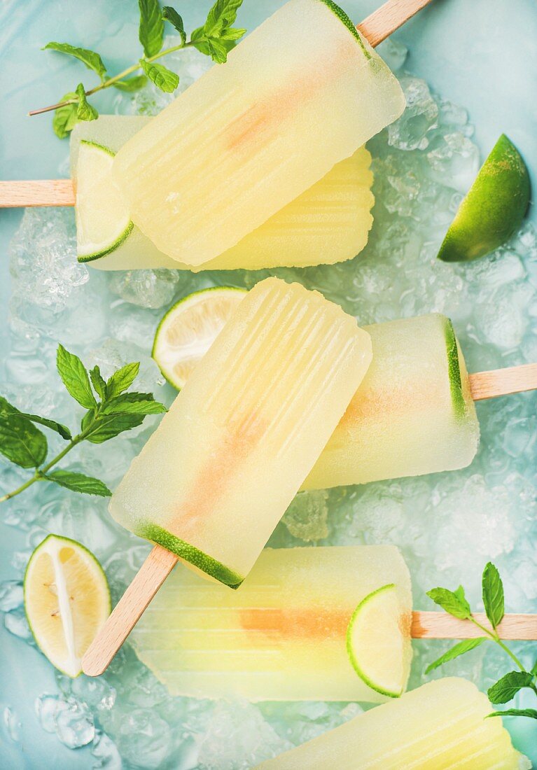 Sommerliches erfrischendes Limonadeneis am Stiel mit Limette und Minze