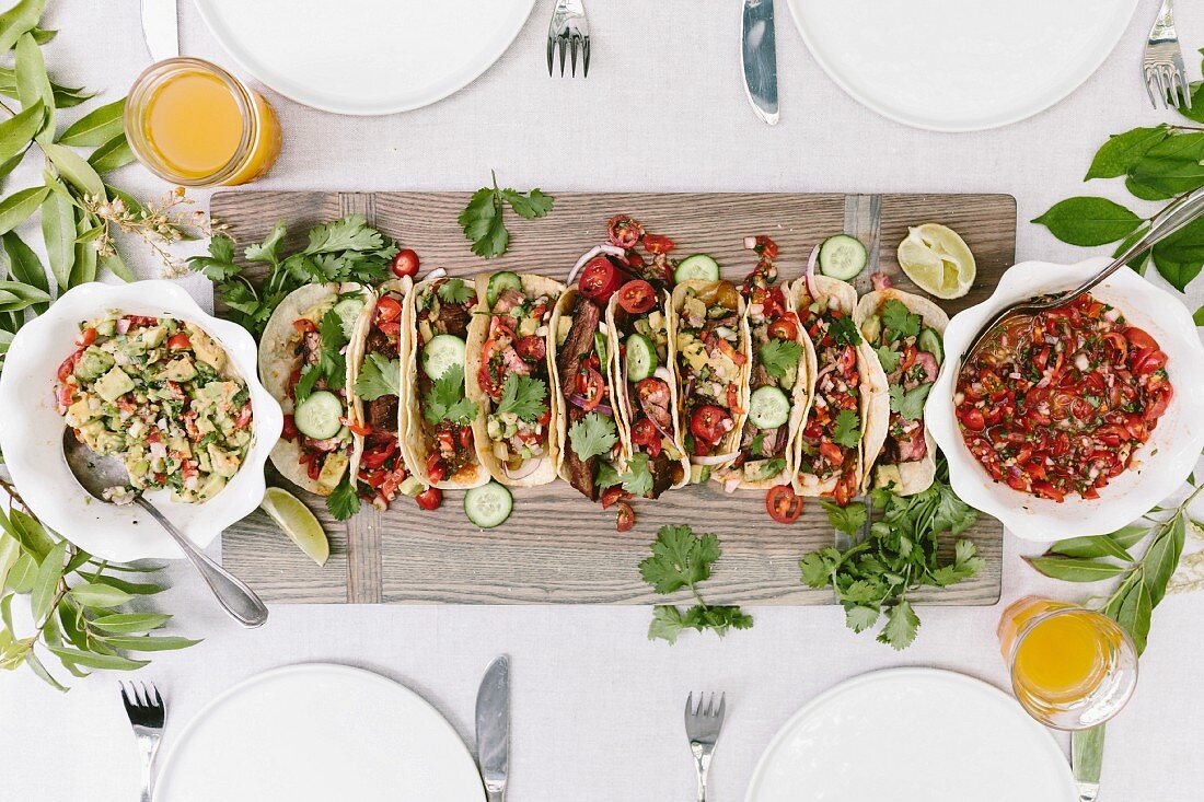 Tacos mit gegrilltem Flank Steak, Gurken und Tomaten (Aufsicht)