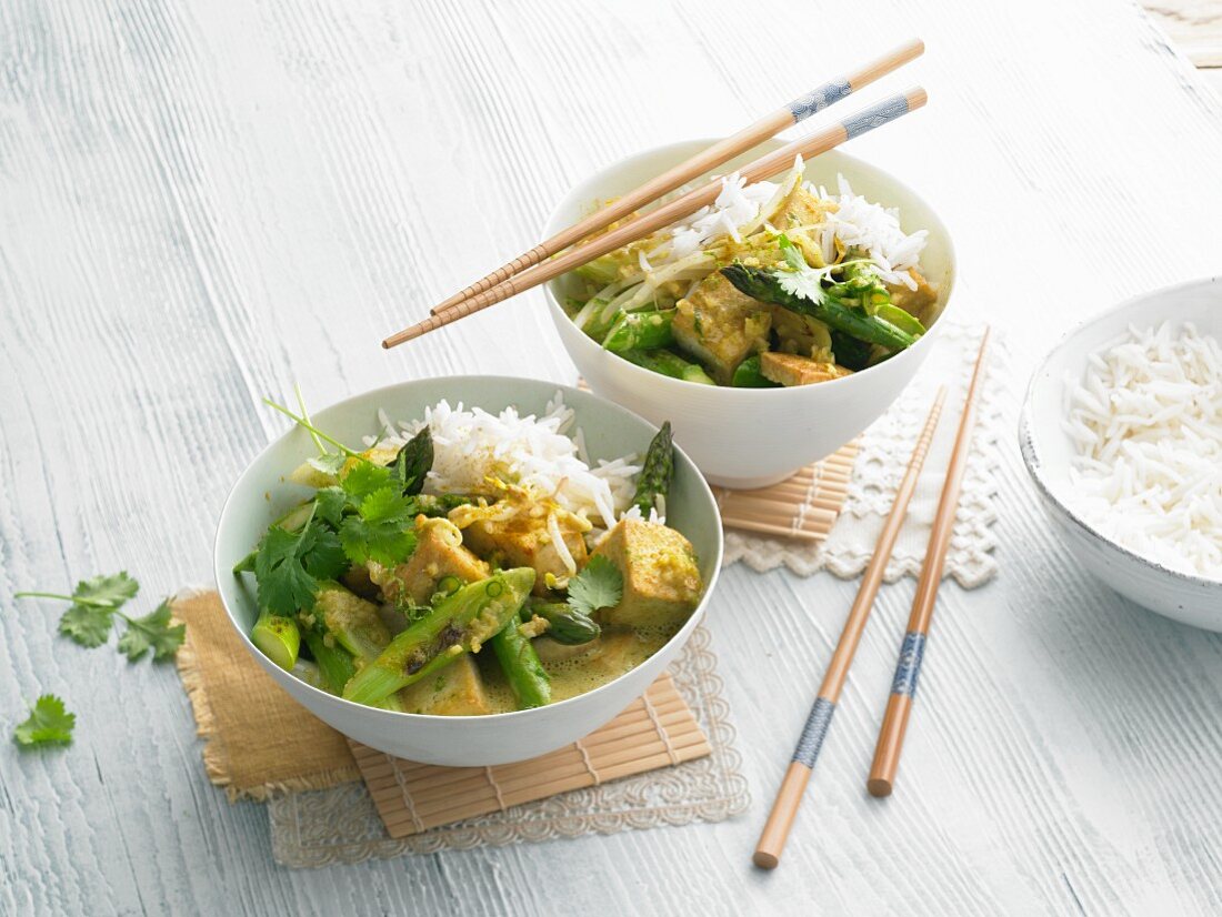 Gelbes Curry mit Tofu und grünem Spargel