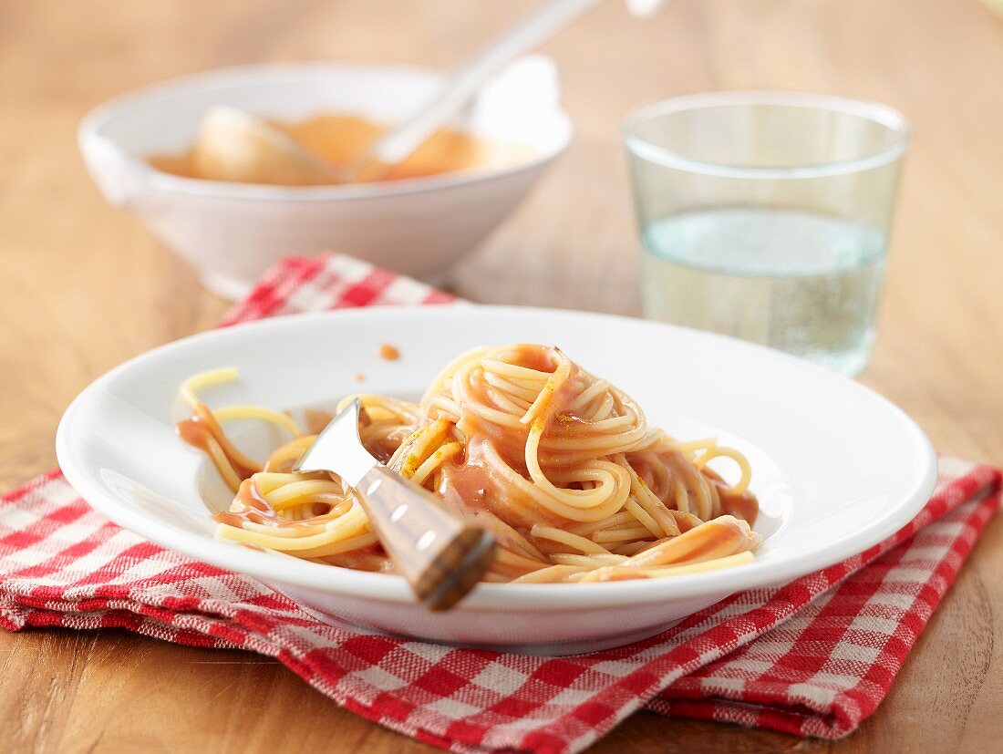 Spaghetti with tomato cream