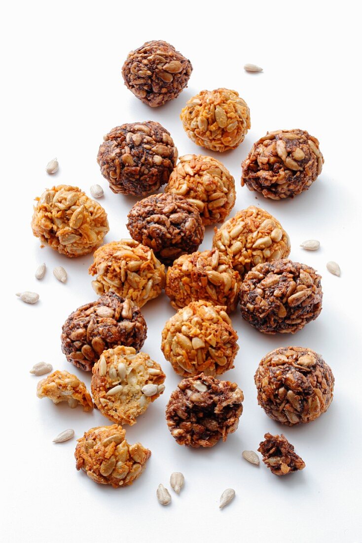 Energy balls with sunflower seeds, honey and cocoa