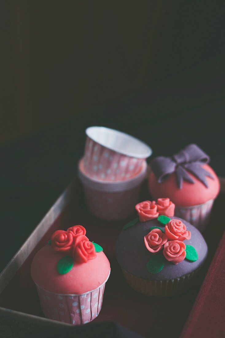 Cupcakes, verziert mit buntem Fondant