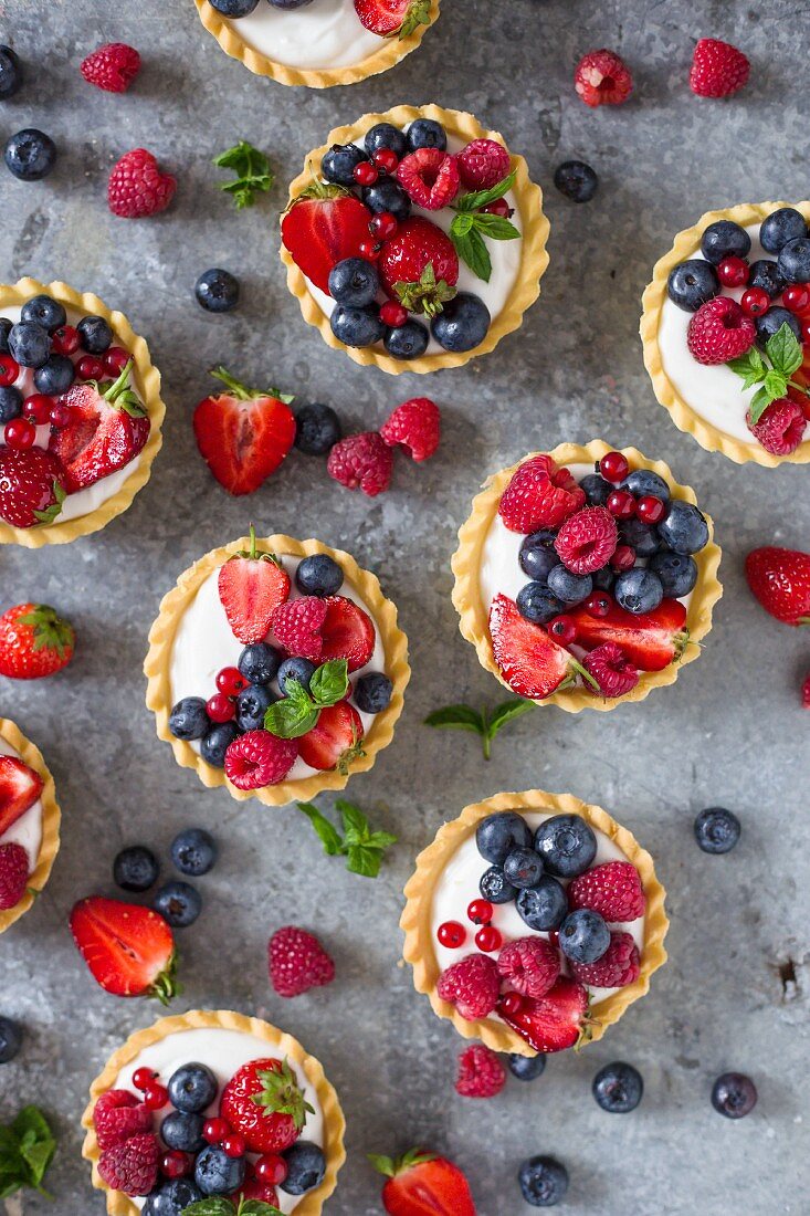 Törtchen mit Vanillecreme und Sommerfrüchten