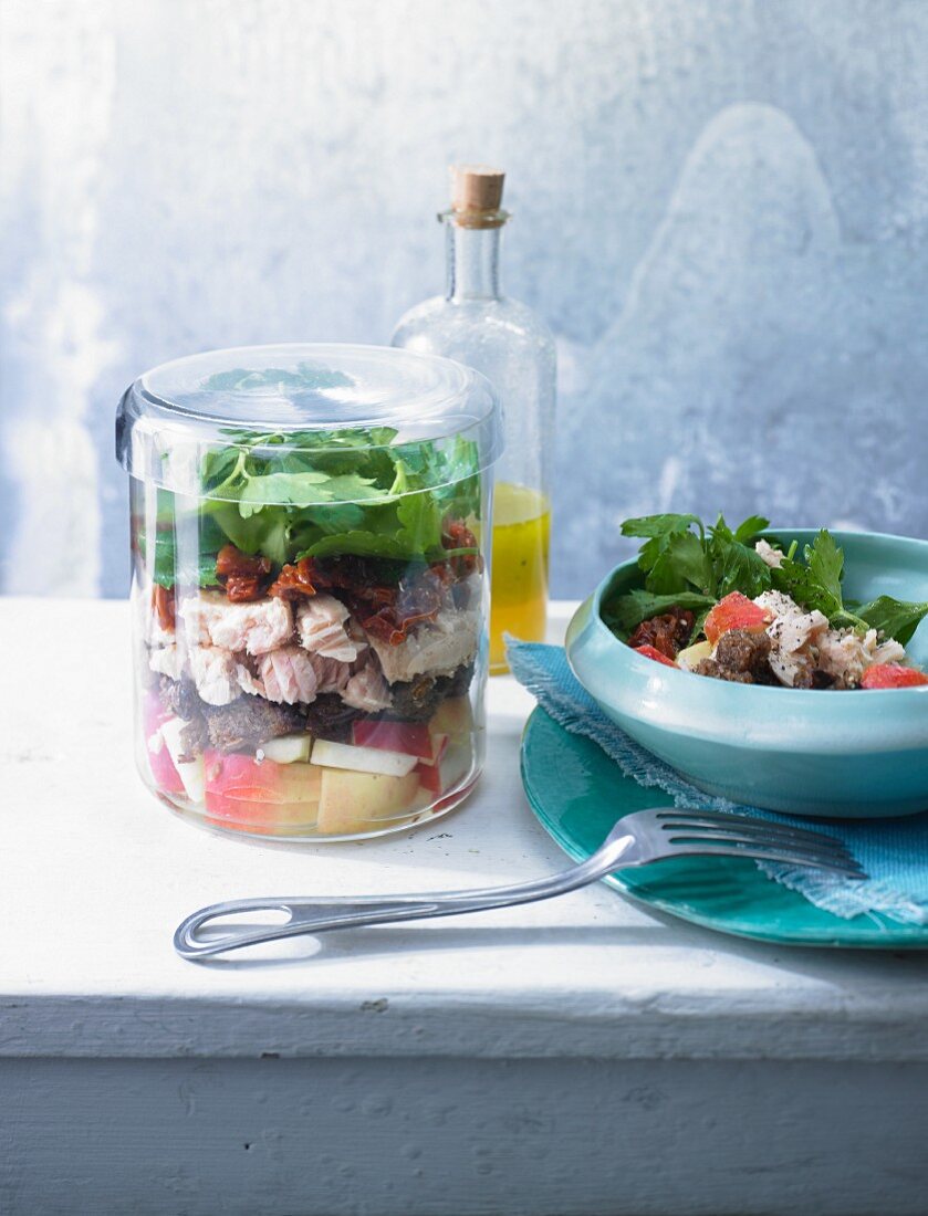 Bread salad with tuna, apples and roasted tomatoes