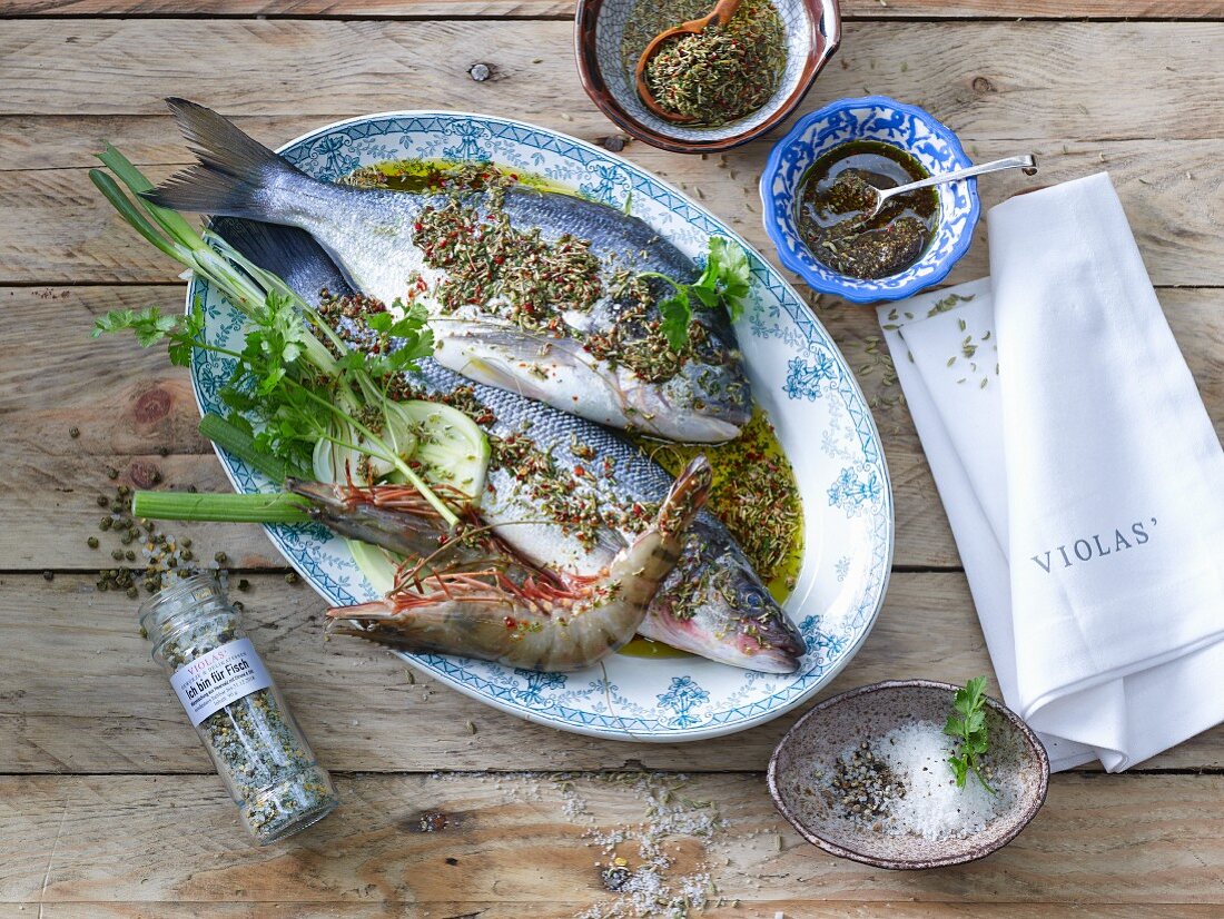 Fischplatte mit Garnelen und verschiedenen Gewürzmischungen