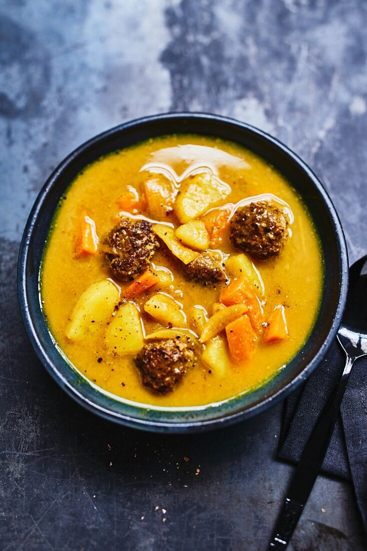 Goldene Currysuppe mit Möhren und Hackbällchen (China)