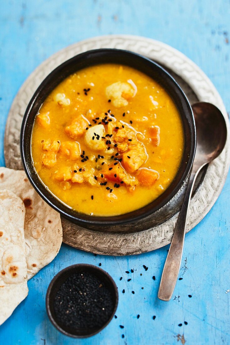 Red lentil soup with hokkaido pumpkin and black caraway seeds (India)