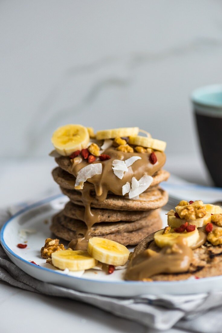 Vegane Dinkel-Pancakes mit Bananen, Goji und Kokos