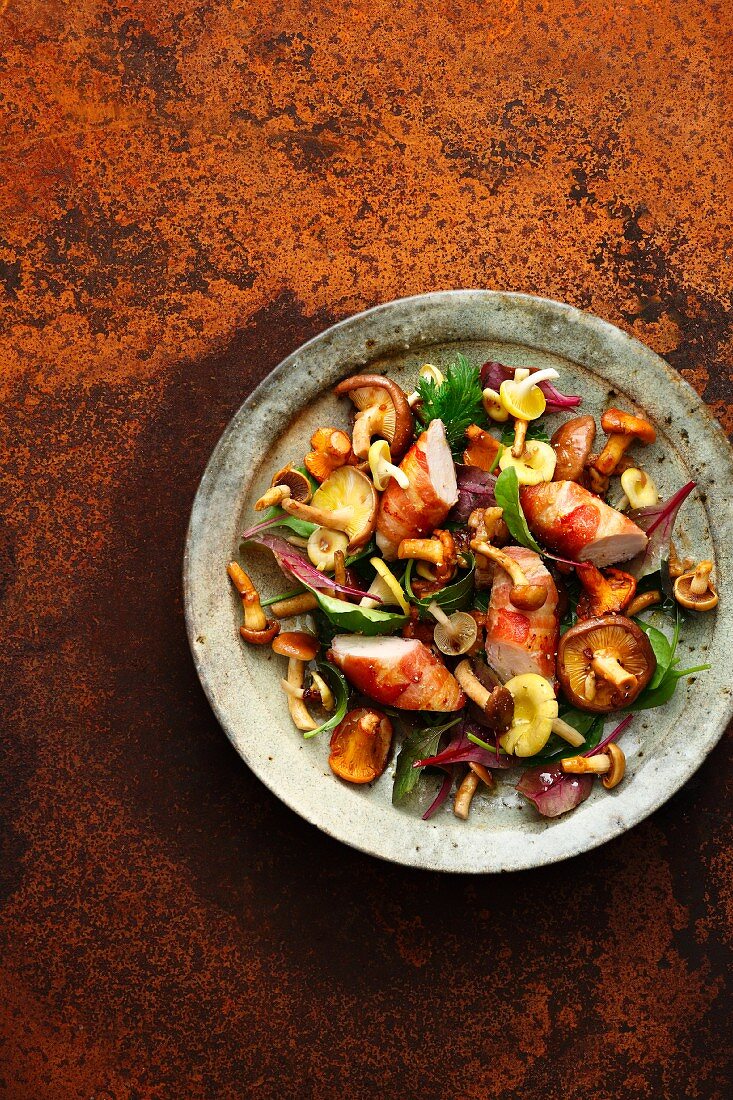 Pilzsalat mit Kaninchenrückenfilet im Speckmantel