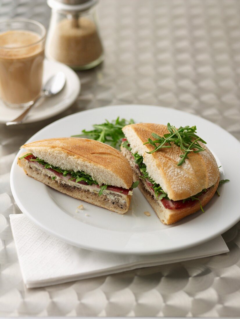 Sandwich mit Coppa, Ricotta und Rucola