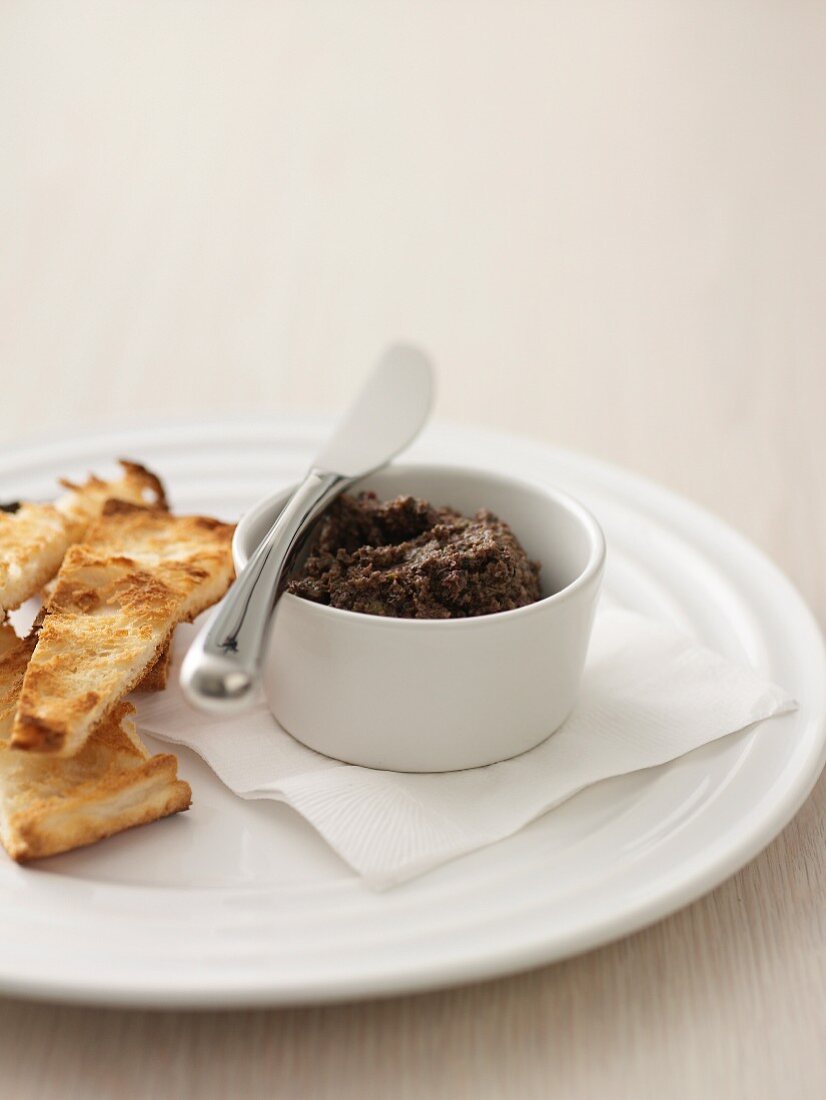 Tapenade aus schwarzen Oliven