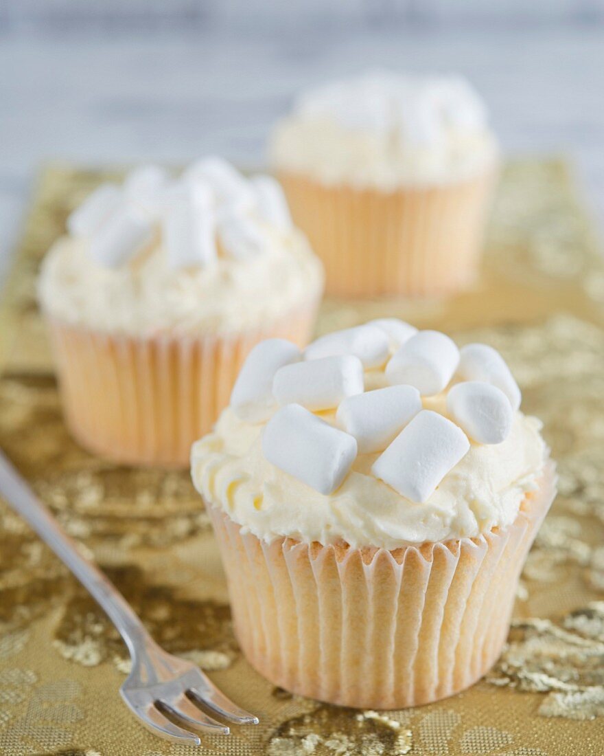 Cupcake mit Buttercreme und Marshmallows