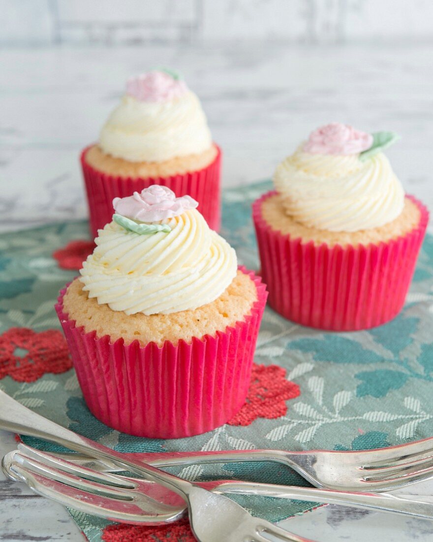 Cupcakes mit Buttercreme und Zuckerrosen